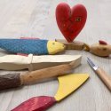 SCHNITZEN MIT LINDENHOLZ IM FREIEN