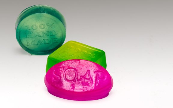 SEIFE MIT FARBE & DUFT VEREDELN