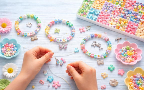 KINDERCLUB AKTION: FRÜHLINGS-ARMBAND FÄDELN 1€