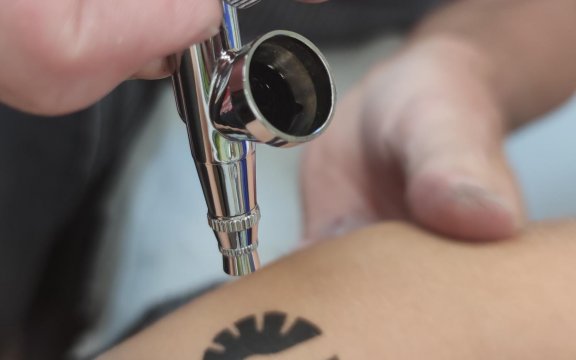 HOL DIR EIN COOLES AIRBRUSH TATTOO