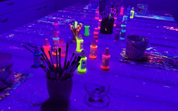 1.NEON-SCHWARZLICHTMALEREI
