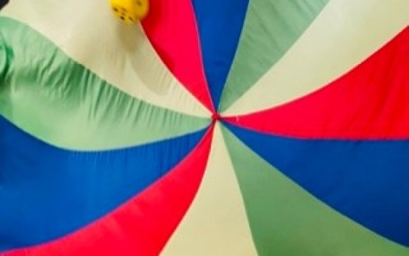 KINDERCLUB AKTION: KREISSPIELE AUF DEM SCHWUNGTUCH