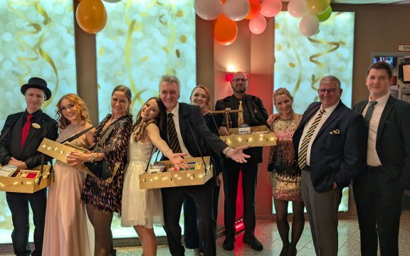 TISCHUNTERHALTUNG -DIE GASTGEBER LADEN ZU GESCHICKLICHKEITSSPIELEN EIN