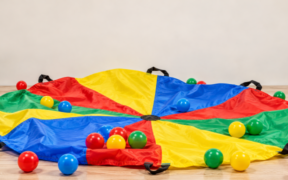 KINDERCLUB AKTION: KREISSPIELE AUF DEM SCHWUNGTUCH