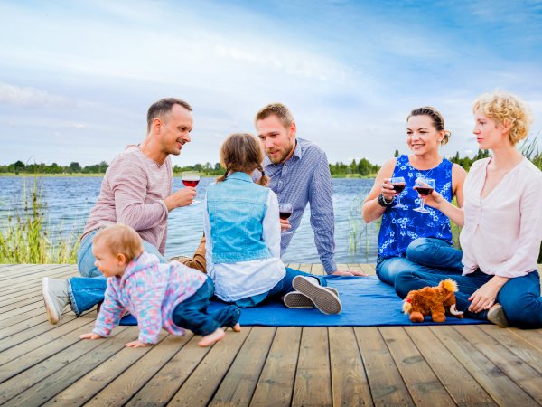 Picknick auf dem Bootssteg am Achterwasser 