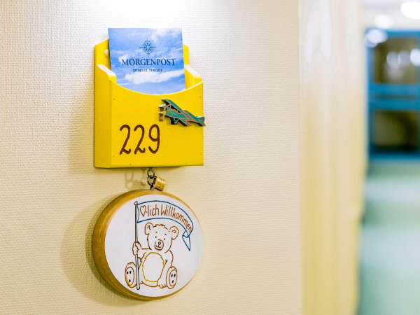 Zimmerbriefkasten mit Morgenpost 