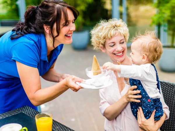 Familie auf der Terrasse 