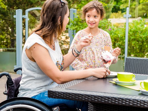Eisbecher auf der Terrasse