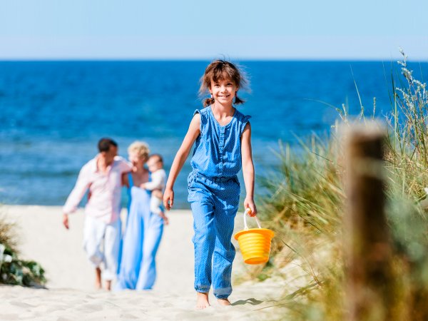 Familie kehrt vom Strand zurück