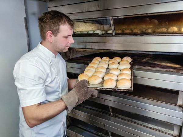 Bäckermeister Marcus Wollenzien-Meier mit frischen Brötchen